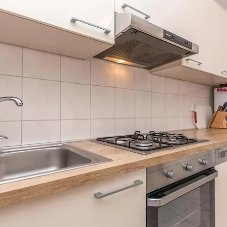 5 Bedroom Cozy In Дом отдыха Nadin