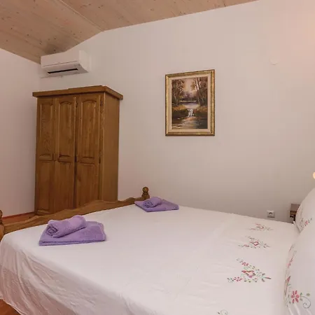 5 Bedroom Cozy In Nadin