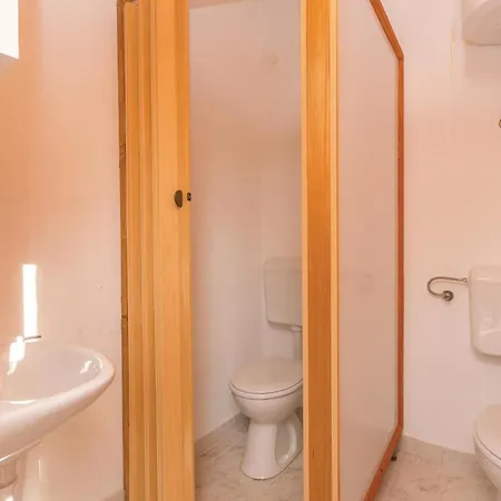 Дом отдыха 5 Bedroom Cozy In Nadin