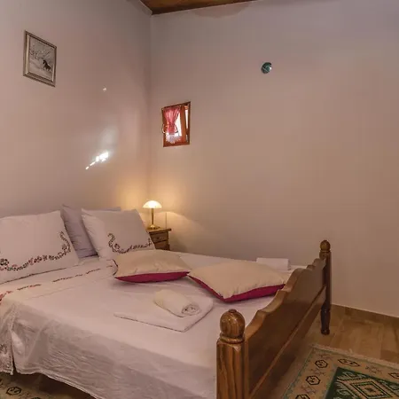 5 Bedroom Cozy In Nadin