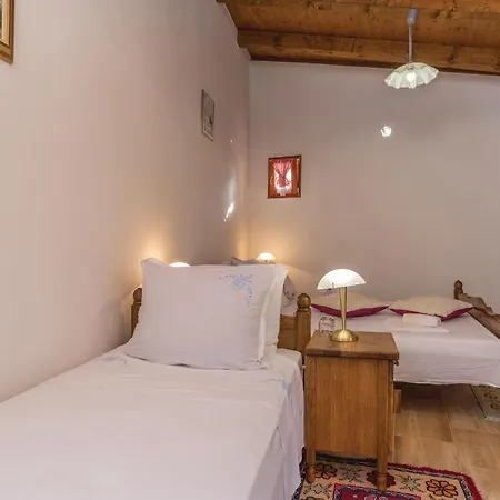 Дом отдыха 5 Bedroom Cozy In Nadin