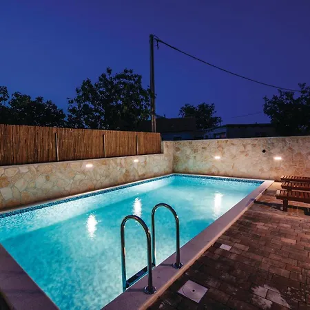 5 Bedroom Cozy In Nadin