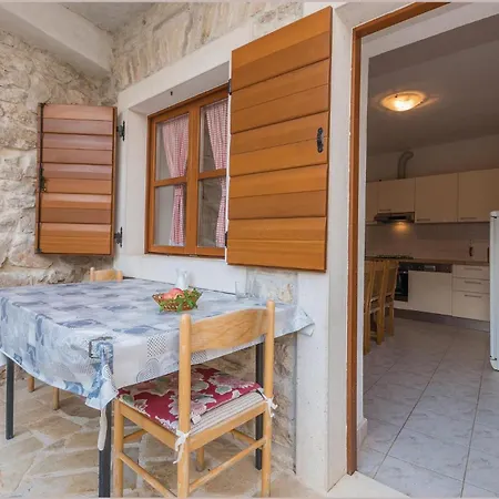 5 Bedroom Cozy In Nadin