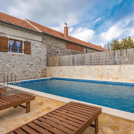 5 Bedroom Cozy In Nadin